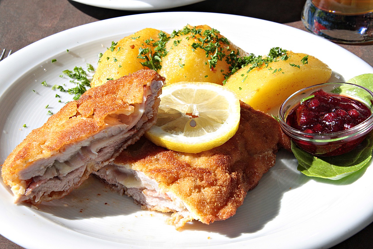 Cordon bleu mit Kartoffelsalat/Pommes und Salat - Gaststätte Pamer ...